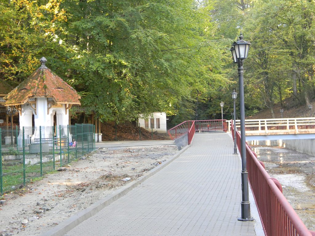 Alei de promenada spre Izvorul Ferdinand