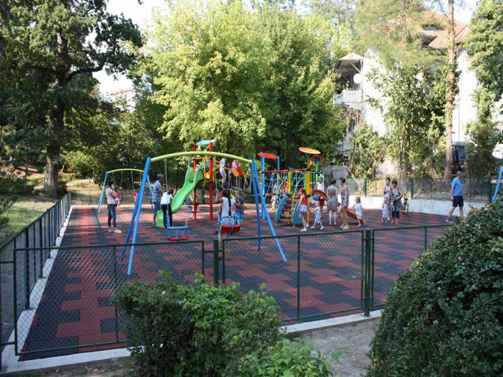 Parcul de joaca pentru copii din centrul statiunii
