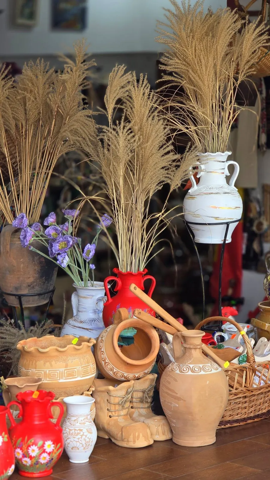 Obiecte de ceramică, vase și elemente de meșteșug tradițional din zonă.