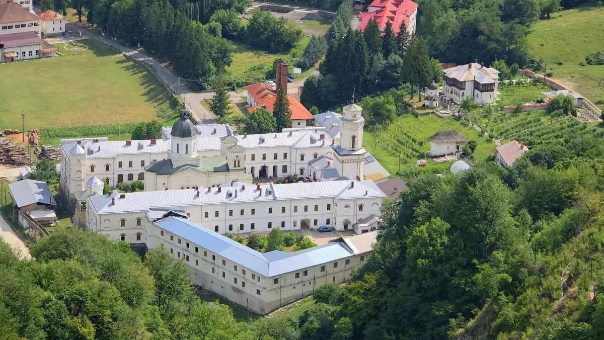 Ansamblul Mănăstirii Govora văzut de la înălțime.