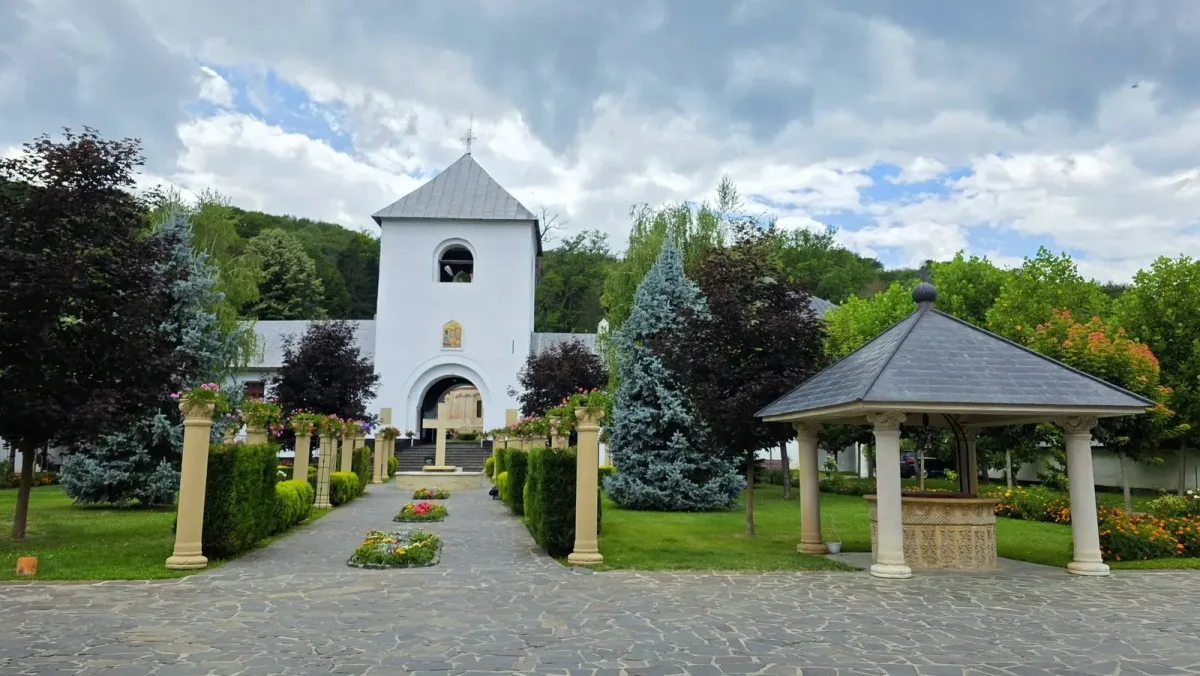 Biserică și pavilion într-un ansamblu religios din apropierea Băilor Govora.