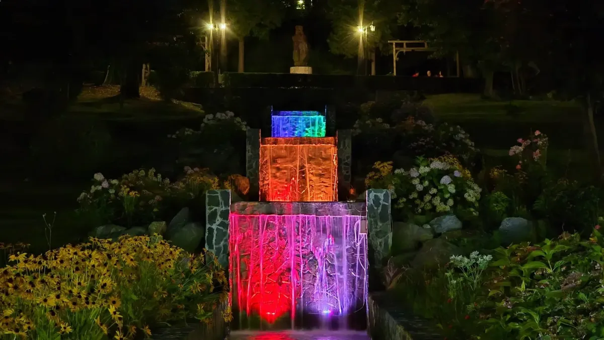 Cascadă decorativă iluminată în culori, în parcul Băile Govora.