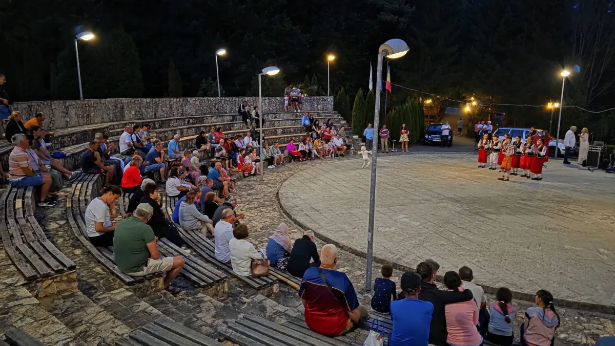 Public la un spectacol de vară organizat în amfiteatrul din Băile Govora.