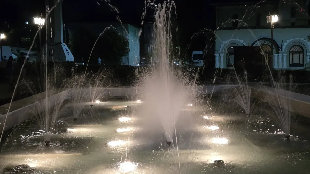 Jocuri de apă și lumină la fântâna din parcul Băile Govora.