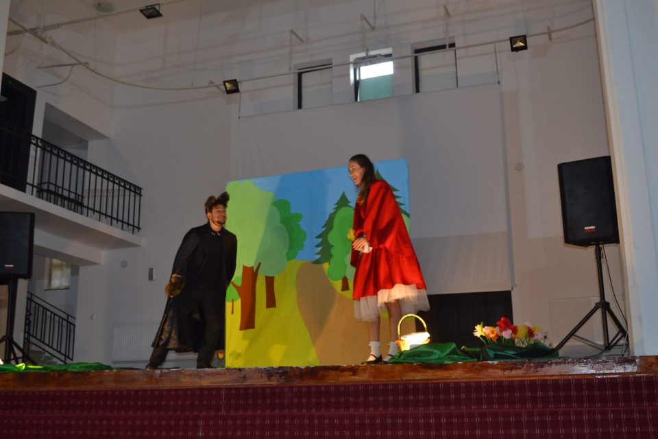 Galeria foto: Sceneta de teatru Scufița Rosie – Teatrul Bambilici din Târgu Jiu