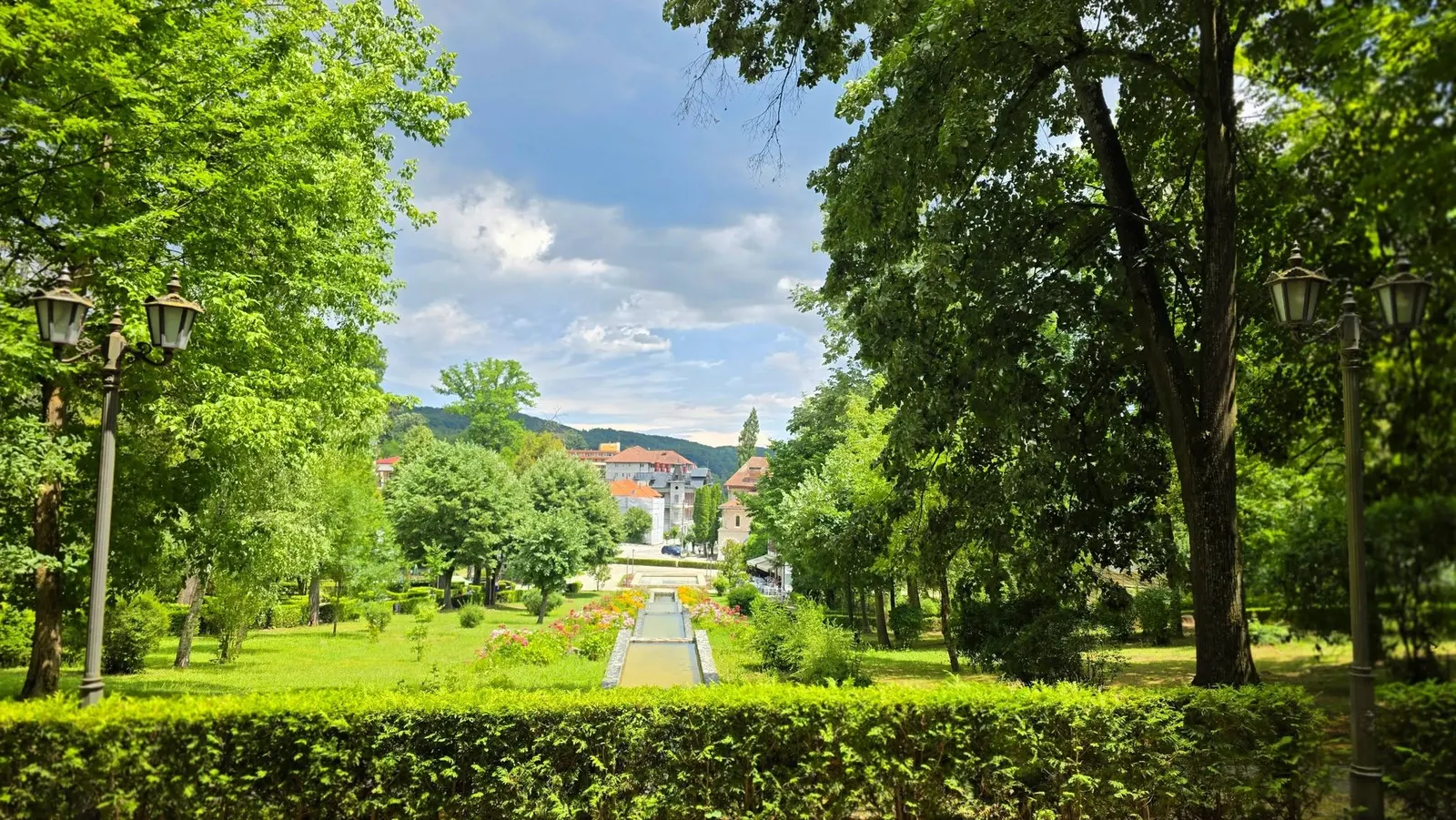 Aleea centrală și rondurile parcului balnear văzute de la înălțime.