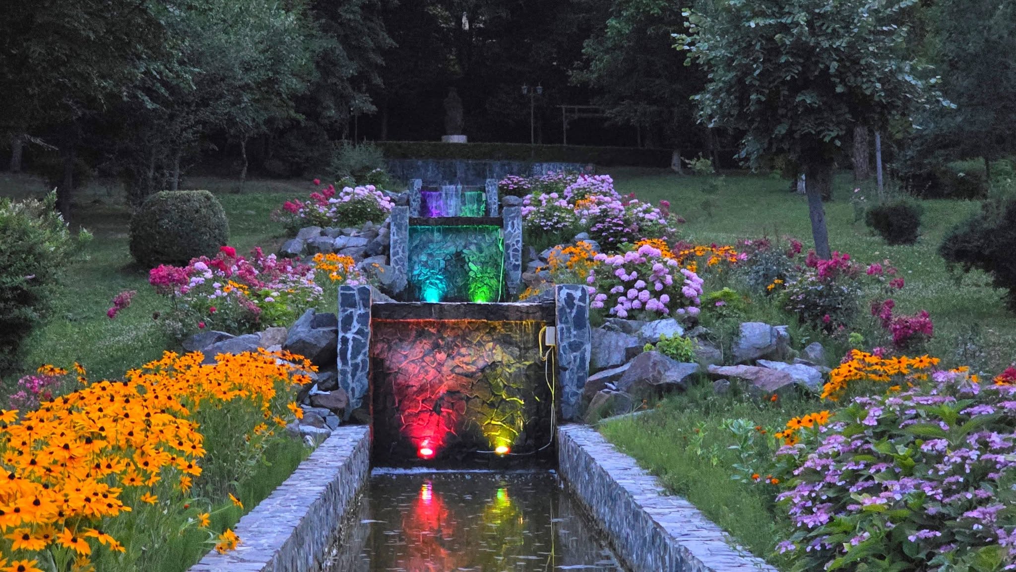 Cascada cu lumini multicolore