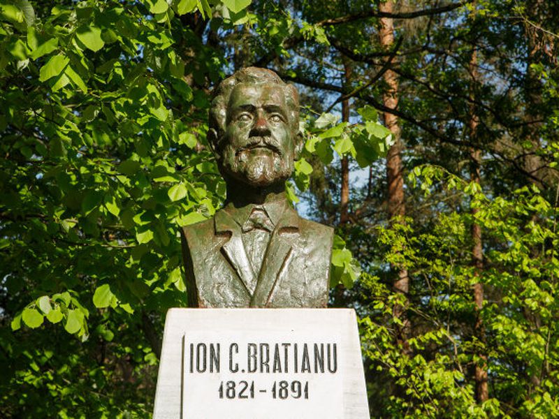 Bustul actual al lui I.C. Bratianu - fost prim-ministru al Romaniei