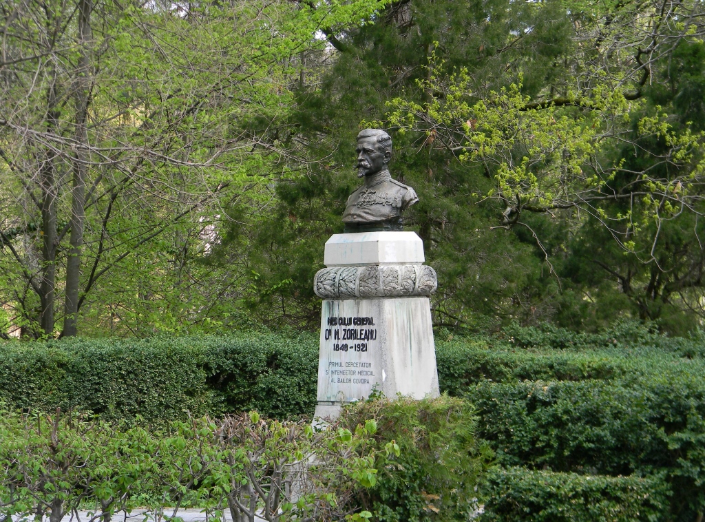 Bustul medicului general Nicolae Popescu-Zorlieanu - fondatorul medical al statiunii