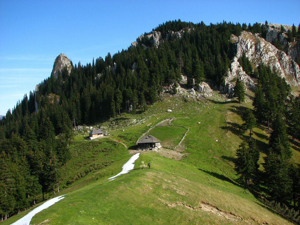 Creastă montană și traseu de drumeție în împrejurimile Băilor Govora.